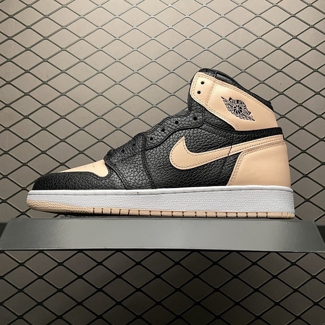 Air_Jordan_1_Retro_High_Black_Crimson_Tint_(GS)_Foot_Soccer_Pro