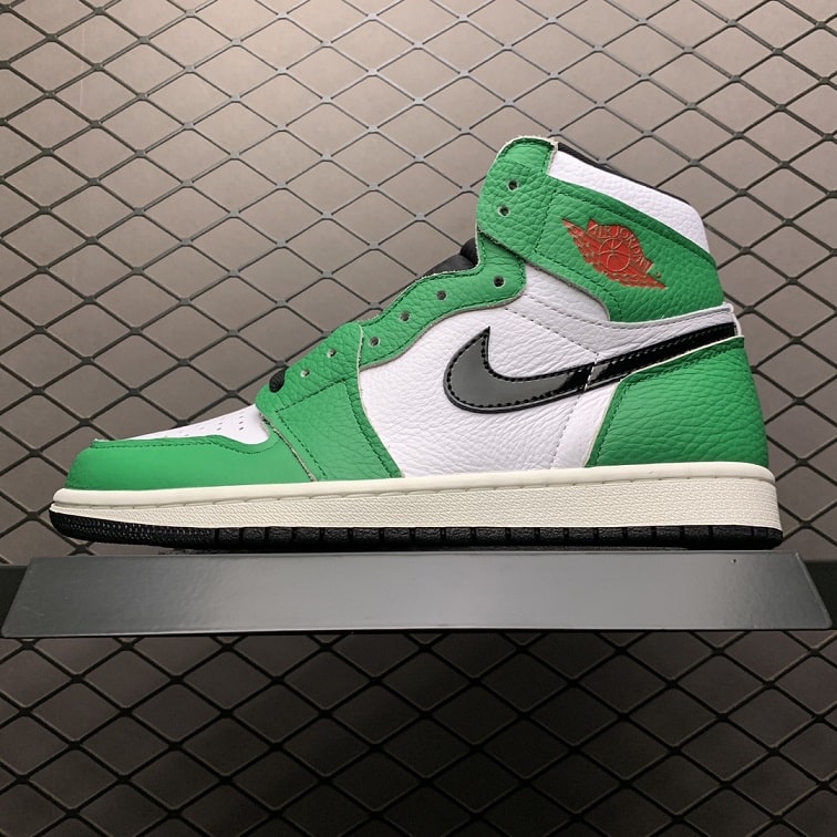 Air_Jordan_1_Retro_High_Lucky_Green_Foot_Soccer_Pro
