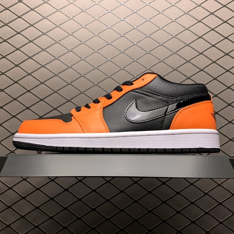 Air_Jordan_1_Low_Black_Halloween_Foot_Soccer_Pro_-_Air_Jordan_1_Nike