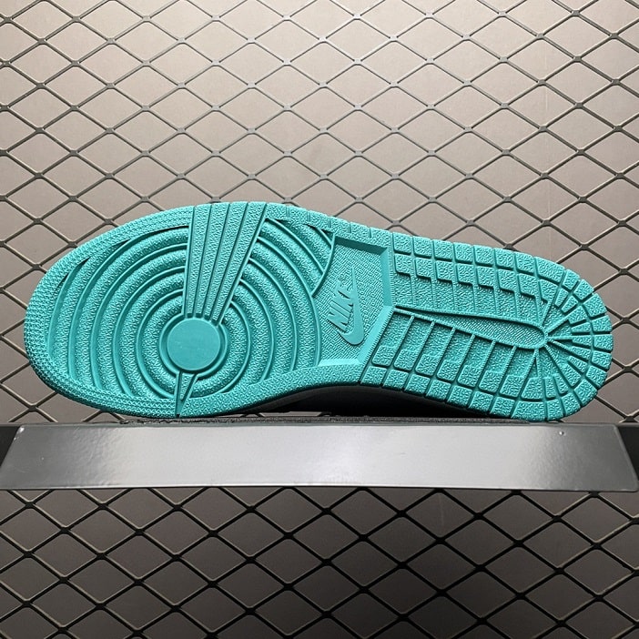 Air_Jordan_1_Low_New_Emerald_(W)_Foot_Soccer_Pro