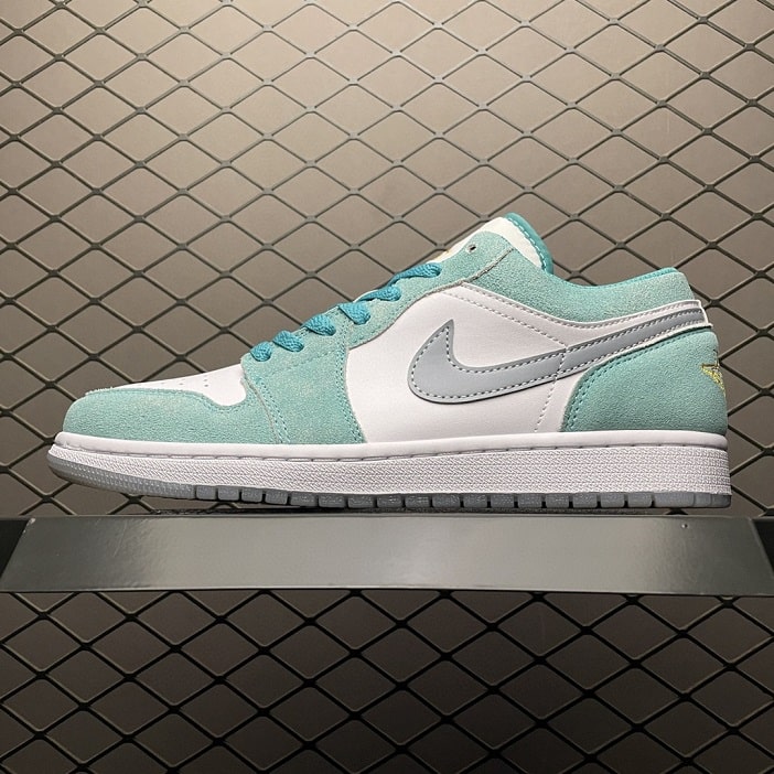 Air_Jordan_1_Low_SE_New_Emerald_(W)_Foot_Soccer_Pro