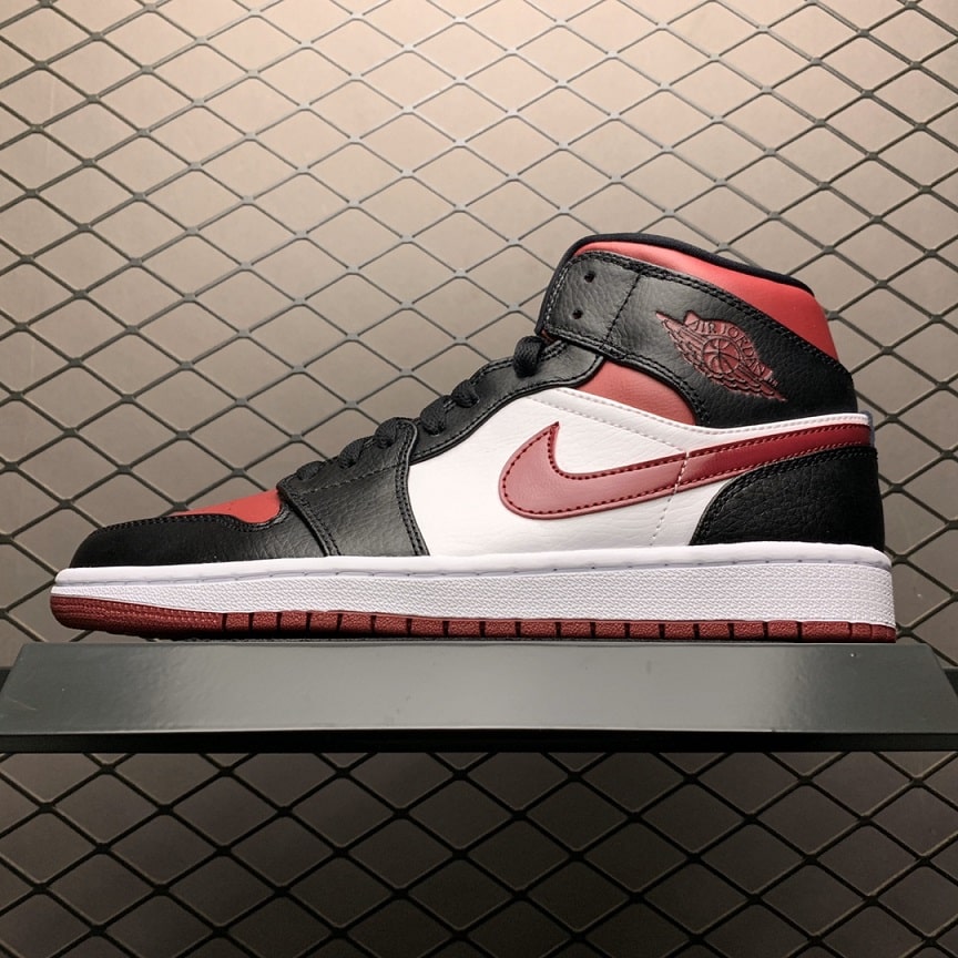 Air_Jordan_1_MID_Bred_Toe_Foot_Soccer_Pro