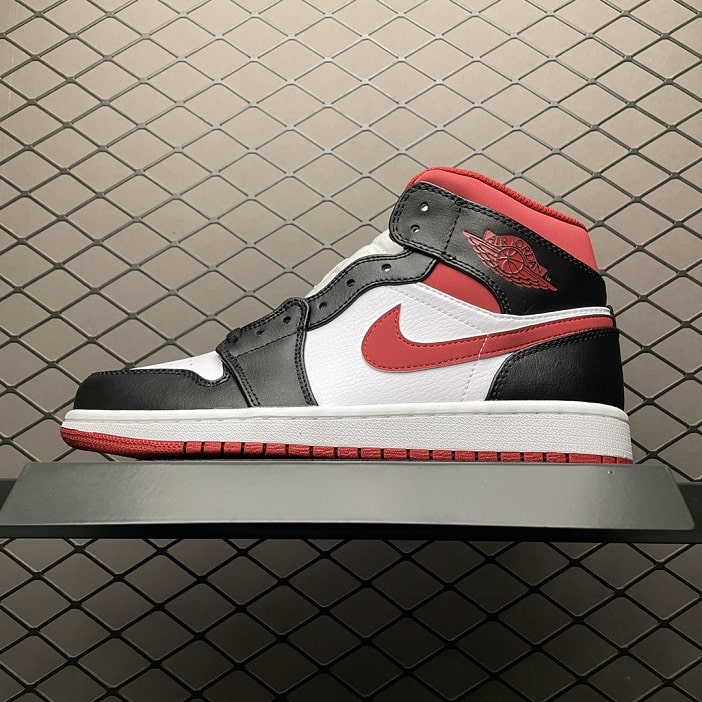 Air_Jordan_1_MID_Gym_Red_Black_White_Foot_Soccer_Pro