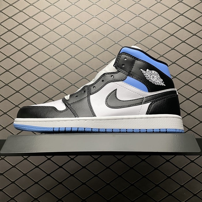 Air_Jordan_1_Mid_University_Black_White_Foot_Soccer_Pro