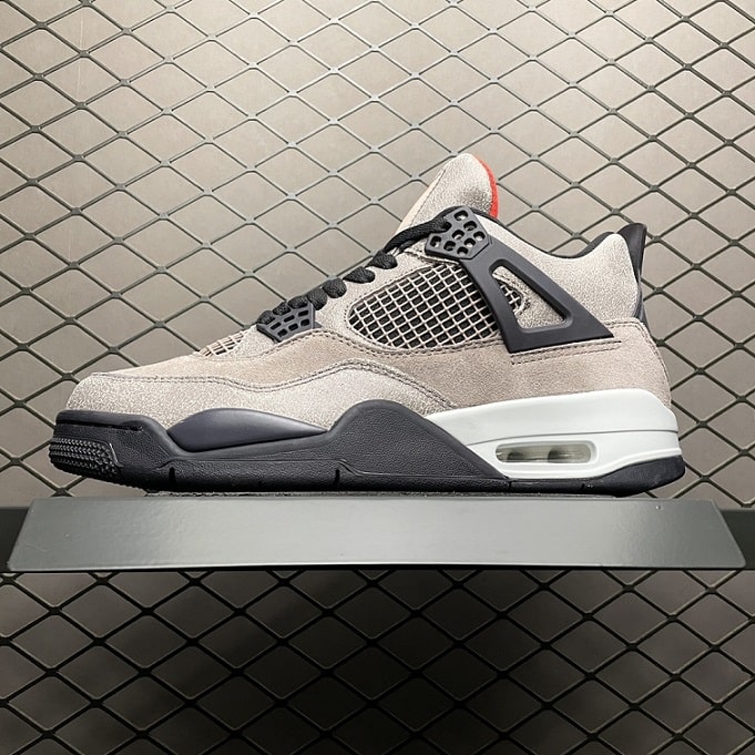 Air_Jordan_4_Retro_Taupe_Haze_Foot_Soccer_Pro_-_Sneakers_Air_Jordan_4